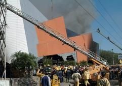 Feuerwehrmänner vor dem brennenden Supermarkt Asunción in Paraguay. Eine Explosion unbekannter Ursache hatte den Brand ausgelöst. (Foto: dpa)