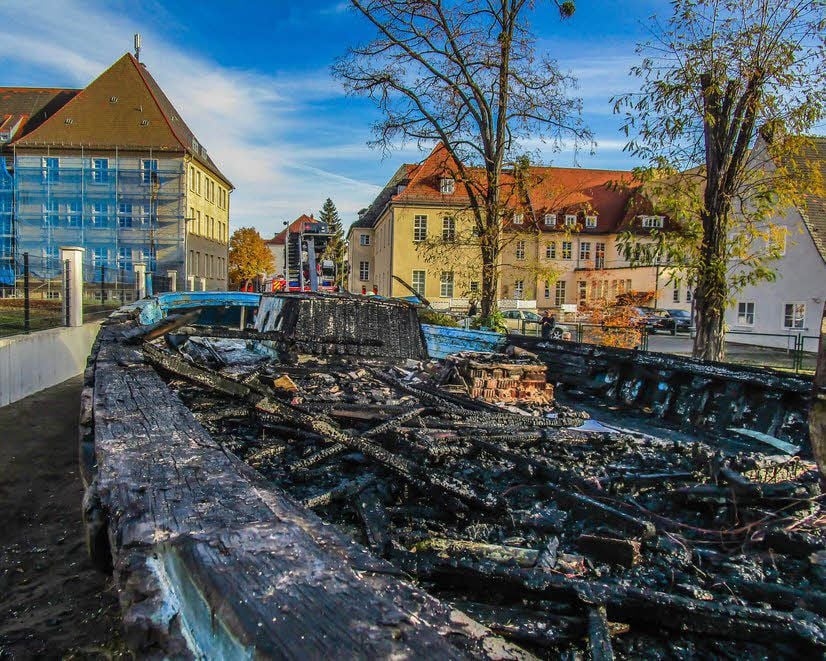 Das Flüchtlingsboot nach dem Brandanschlag vom 9./10. November. Was aus ihm wird, beschäftigt jetzt den Stadtrat.