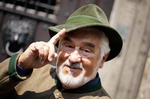 Schauspieler Mario Adorf bei Dreharbeiten vor dem Haus Forst in Leichlingen. Der Kinofilm «Die Erfindung der Liebe» kommt 2012 in die Kinos. (FOTO: DPA)