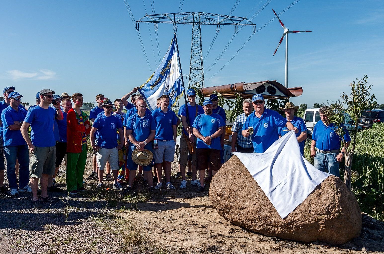 Die Pfingstburschen haben einen neuen Püppchenstein besorgt ,der alte Stein wurde vor einem Jahr gestohlen.