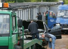 Spezialisten der Spurensicherung des Landeskriminalamtes arbeiten am 18. Mai 2006 in Magdeburg nach einer Schießerei am Tatort in einem Garagenkomplex. (Foto: dpa)