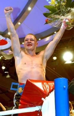 Jubelnd steht am Samstagabend (09.03.2002) in Frankfurt (Oder) der alte und neue Europameister im Super-Mittelgewicht, Danilo Häußler, auf den Seilen des Boxrings. Der Titelverteidiger gewann knapp nach Punkten gegen den britischen Herausforderer Glenn Catley. Für den 26-Jährigen Frankfurter, der von Manfred Wolke trainiert wird, war dies der 18. Sieg in Folge.