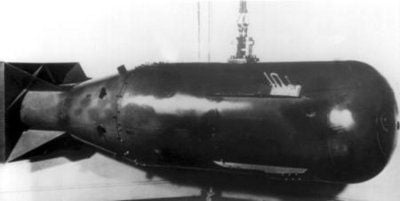 Das am 6. Dezember 1960 von der amerikanischen Regierung erstmals freigegebene Foto zeigt eine 4,55 Tonnen schwere Atombombe vom Typ «Little Boy» (FOTO: DPA)