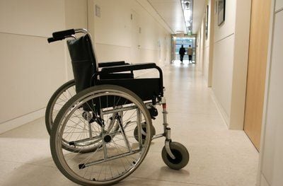 Ein Rollstuhl in einer Reha-Klinik