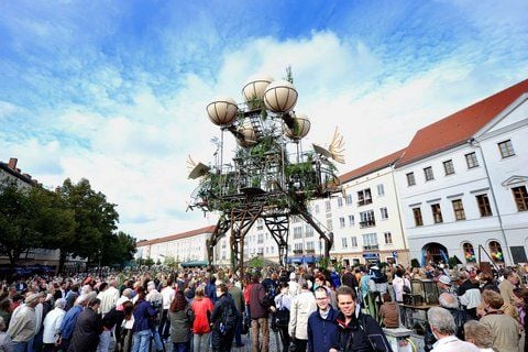 Französische Künstlergruppe «La Machine» ist mit mysteriösem Flugobjekt in Dessau-Roßlau gelandet. Großes Interesse an Inszenierung. (FOTO: ANDREAS STEDTLER)
