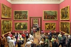 Besucher betrachten am Mittwoch (31.05.2006) in Dresden in der Gemäldegalerie Alte Meister die Bilder. Am Samstag (03.06.2006) feiern die Staatlichen Kunstsammlungen Dresden die Wiedereröffnung der Galerie vor 50 Jahren mit einem Festakt, kostenlosem Eintritt und verlängerter Öffnungszeit. Die Dresdner Bilder waren 1945 in die Sowjetunion verbracht worden und am 03.06.1956 an die DDR übergeben worden. (Foto: dpa)