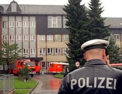 Ein Polizeibeamter sperrt am Freitag die Zufahrt zum Evangelischen Krankenhaus in Hagen-Haspe. Ein Mann, bekleidet mit Kampfanzug und Gasmaske, war in die leere Kapelle des Krankenhauses eingedrungen (große Fenster in der obersten Etage) und hatte mit dem Einsatz von Lassa-Viren gedroht. Beamte eines Spezialeinsatzkommandos (SEK) überwältigten den 36-Jährige unter Einsatz einer Blendgranate. Schüsse seien dabei nicht gefallen, sagte ein Polizeisprecher. Das Motiv der Tat war zunächst unklar.