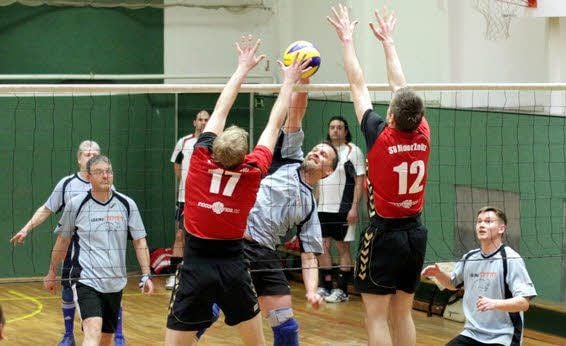 Die Volleyballfreunde 76 mit Steffen Gompf (blaues Jersey) gegen Meister Motor Zeitz II im Angriff.