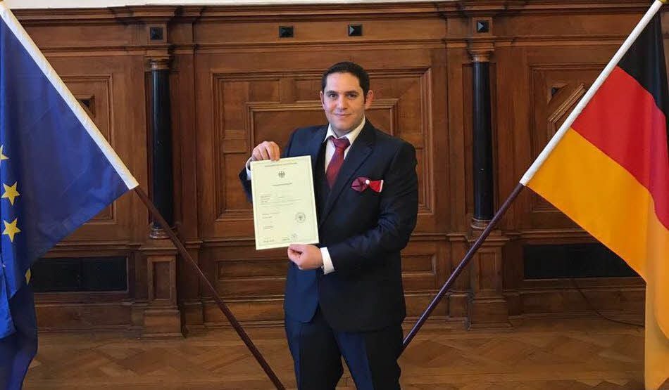 Im Dezember hat Bashar Alhalbouni die Einbürgerungsurkunde erhalten. Er engagiert sich für Migranten.