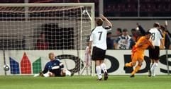 Fußball-Länderspiel Rumänien - Deutschland in Bukarest: Der Deutsche Oliver Kahn sitzt am Boden während der rumänische Torschütze Ionel Danciulescu (2.v.r) jubelnd wegrennt; Torsten Frings (M.) und Dietmar Hamann (r.) schauen zu. (Foto: dpa)