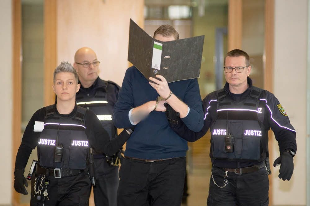 Der 26-jährige Angeklagte kommt in Handschellen zur Verhandlung ins Landgericht Magdeburg.