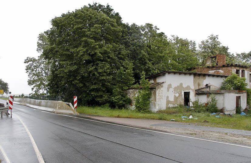 Direkt neben der L 172 nahe Querfurts Ortsteil Leimbach steht die Müllruine.