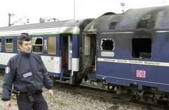 Der ausgebrannte Schlafwagen steht auf dem Rangierbahnhof bei Nancy. Polizei bewacht den auf den Güterbahnhof abgeschleppten Unglückszug. Bei einem Brand in einem Schlafwagen der Deutschen Bahn sind zwölf Menschen ums Leben gekommen.
