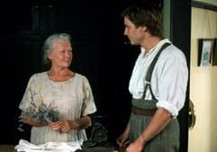 Dame Judi Dench als Ursula und Daniel Brühl als Andrea in einer Szene aus dem Film «Der Duft von Lavendel». (Foto: dpa)
