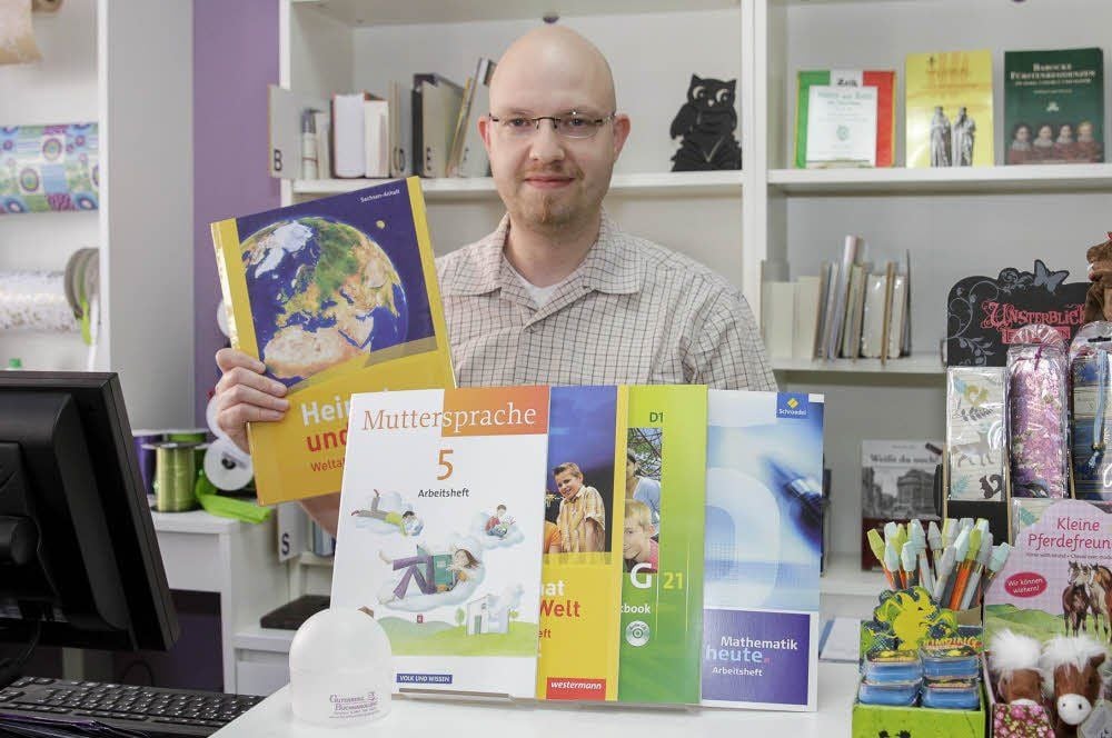 Marcel Langner hat mit dem Schulbuchverkauf in der Gutenberg-Buchhandlung Zeitz alle Hände voll zu tun. Bestellungen werden bereits angenommen und sind jederzeit möglich.