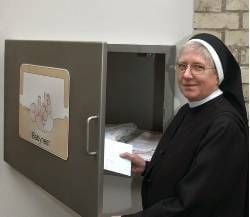 Im Krankenhaus St. Elisabeth und St. Barbara in Halle/Saale öffnet am Freitag Ordensschwester Uta die Klappe zu einem so genannten «Babynest» für ausgesetzte Kinder. Mit der neuen Einrichtung sollen Mütter ihr Neugeborenes unerkannt und anonym abgeben können, wenn sie sich außerstande fühlen, ihr Kind zu behalten. Das "Babynest" wurde vom katholischen Netzwerk Leben des Bistums Magdeburg angeregt. Die erste so genannte Babyklappe wurde vor einem Jahr in Hamburg eingerichtet. Bundesweit gibt es sie mittlerweile in rund 30 Städten.
