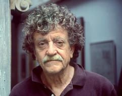 Der amerikanische Schriftsteller Kurt Vonnegut (Archivfoto von 1990) ist am Mittwochabend (Ortszeit) 84-jährig in New York gestorben. Er starb an den Folgen einer Hirnverletzung, die er sich bei einem Sturz vor wenigen Wochen zugezogen hatte, berichtete die «New York Times» in der Nacht zum Donnerstag online. (Foto: dpa)