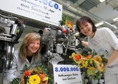 Im Chemnitzer Motorenwerk der Volkswagen Sachsen GmbH schmücken die Industriemechanikerinnen Jana Jesse (l.) und Sandra Schink den 8.000.000. Motor, der am Mittwoch (14.02.2007) vom Band läuft. (Foto: dpa)