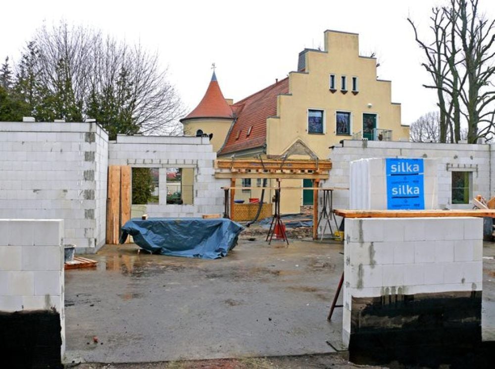 Im Februar werden die Decke, die Türen und die Fenster eingebaut.