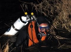 Ein Polizeitaucher verlässt nach der Bergung einer eingepackten Kinderleiche am Freitag (07.01.2005) den Fluss Geeste in Bramel (Kreis Cuxhaven). (Foto: dpa)