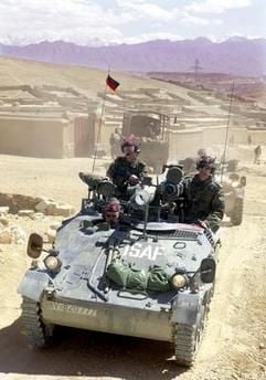 Mit zwei Wiesel-Panzern fährt eine Aufklärungs-Patrouille der Bundeswehr als Teil des ISAF-Kontingents durch Kabul (Archivbild). (Foto: dpa)