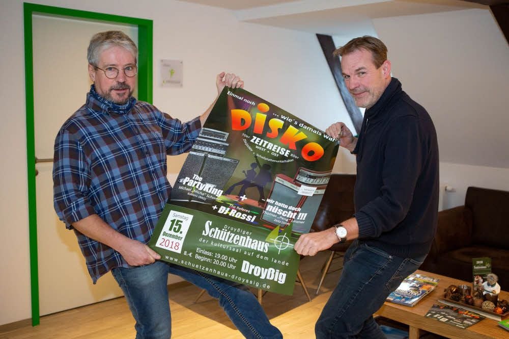 Thomas „Peng“ Linzner" und Michael „Micha“ Schomer planen ihre Diskoveranstaltung „Zeitreise“.