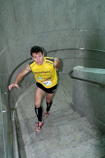 Thomas Dold, Inhaber verschiedener Weltrekorde, wie Rückwärtslaufen, 1. Platz Empire State Building Run Up in New York und Turmlauf in Berlin, auf dem Weg zum zweiten Platz beim Taipei 101 Run-Up Race am 07.06.2007. (FOTO: DPA)