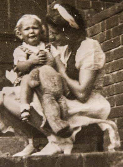 Trösten gehört zum Beruf - wie hier Brigitte Winkler im Erntekindergarten in Selbitz 1941.