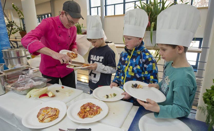 Kurzentrum-Koch Sebastian Fieber bereitete mit Kindern leckere Minipizzen zu. Das Ergebnis ließen sich die jungen Köche munden.