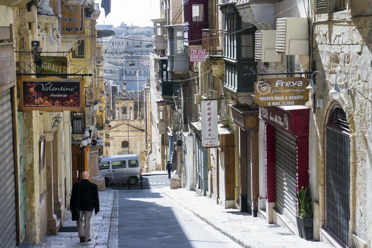 Geschlossene Geschäft an einem Sonntag in der Altstadt von Valetta, Malta