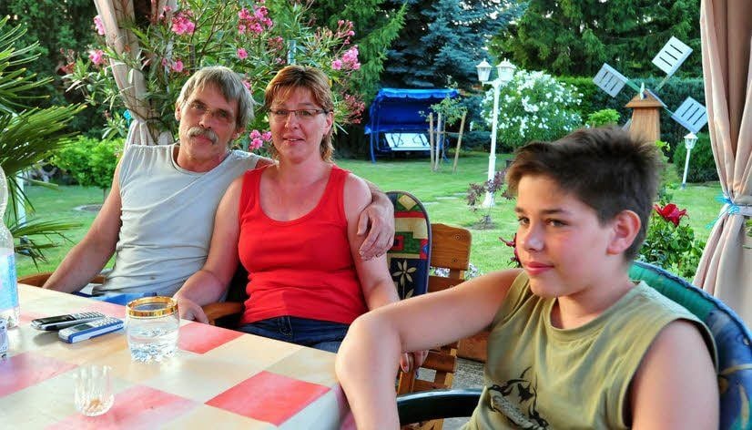 Statt Geburtstagsfeier mal ein Moment der Ruhe für Familie Hobritz im Garten.