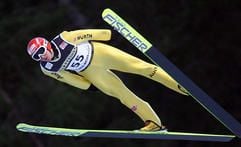 Michael Uhrmann springt am Freitag in der Qualifikation beim Weltcup in Titisee-Neustadt mit 137 Metern auf den zweiten Platz. (Foto: dpa)