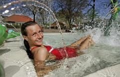 Eine Frau badet am Freitag (28. April 2006) bei strahlendem Sonnenschein im Kaifu-Bad in Hamburg. Das Wetter am Wochenende verspricht für Norddeutschland leider keine guten Aussichten. (Foto: dpa)
