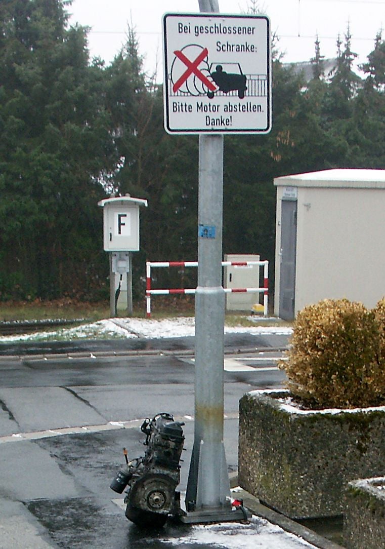 „Bei geschlossener Schranke: Bitte Motor abstellen. Danke!“ - Das kommt dabei heraus, wenn Witzbolde am Werk waren.