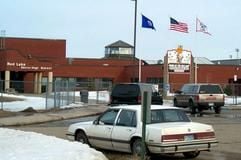 Autos von Notärzten parken vor der Red Lake High School in der Ortschaft Red Lake im US-Bundesstaat Minnesota. (Foto: dpa)