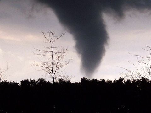 Archivaufnahme einer Windhose in der Nähe von Hollenstedt bei Hamburg. (FOTO: ARCHIV/DPA)