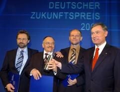 Bundespräsident Horst Köhler (r) und die Gewinner des Deutschen Zukunftspreises 2004 in Berlin. (Foto: dpa)