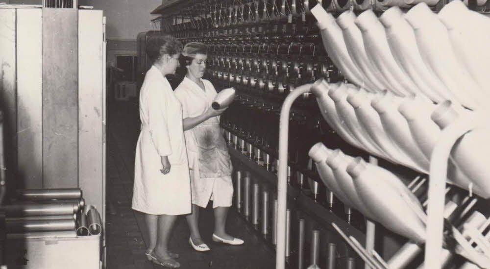 Auch in der DDR entstanden Kunstfasern. Das Bild zeigt die Dederon-Heißverstreckung 1967.