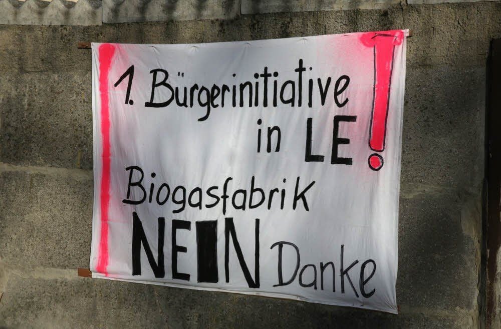 Plakate wie dieses haben Mitglieder der Bürgerinitiative in Langeneichstädt aufgehängt.