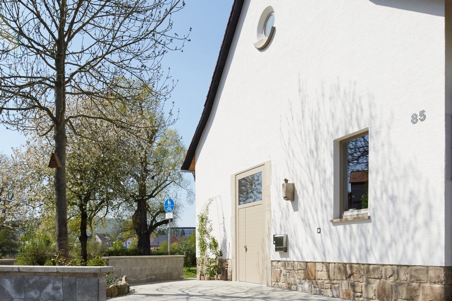 In dieser ehemaligen Trafo-Station der Kasseler Straßenbahn befindet sich heute ein barrierefreies Wohnhaus.