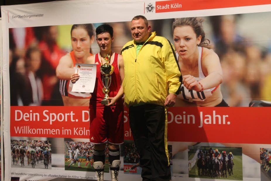 Estella Werner mit dem Siegerpokal.