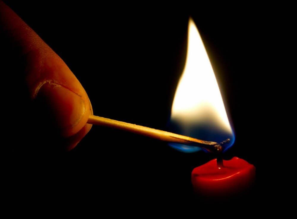 Für einen eventuellen Stromausfall sollten immer Kerzen parat liegen.