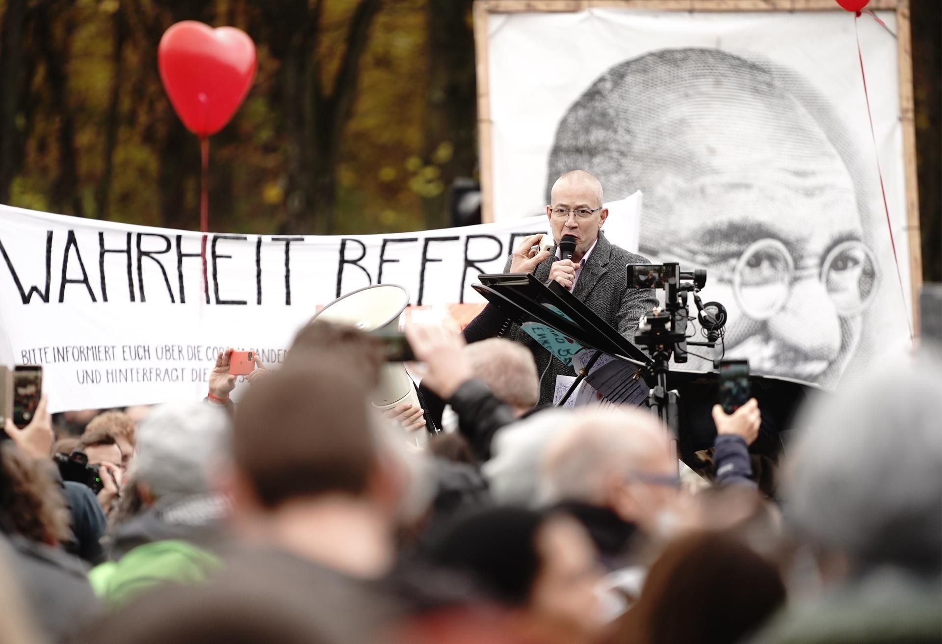 Mit Gandhi, Herzballon und Antisemitismus: Der AfD-Bundestagsabgeordnete Hansjörg Müller spricht bei einer Demonstration gegen die Corona-Einschränkungen der Bundesregierung vor dem Brandenburger Tor.