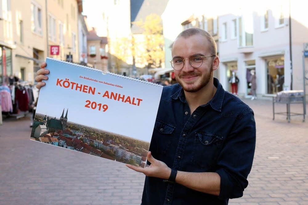 Sebastian Köhler präsentiert seinen neuen Kalender.