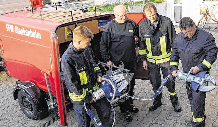 Florian Ziegler, Wehrleiter Steffen Leder, Nico Jahn und Bernd Ziegler (v.l.) von der Blankenheimer Wehr mit dem neuen Rettungsgerät.