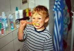 Zähneputzen, Waschen, Schlafanzug anziehen - Kinder brauchen vor dem Zubettgehen einen festen Rhythmus. Rituale, die sich jeden Abend wiederholen, erleichtern das Einschlafen. Hilfreich ist auch, ihnen am Bett noch etwas vorzulesen.(Foto: dpa)