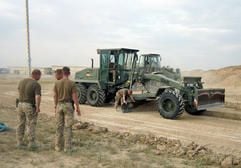 Übung macht den (Straßenbau-)Meister: Bundeswehrsoldaten auf einer Baustelle in Masar-i-Scharif in Afghanistan. (Archivfoto: dpa)