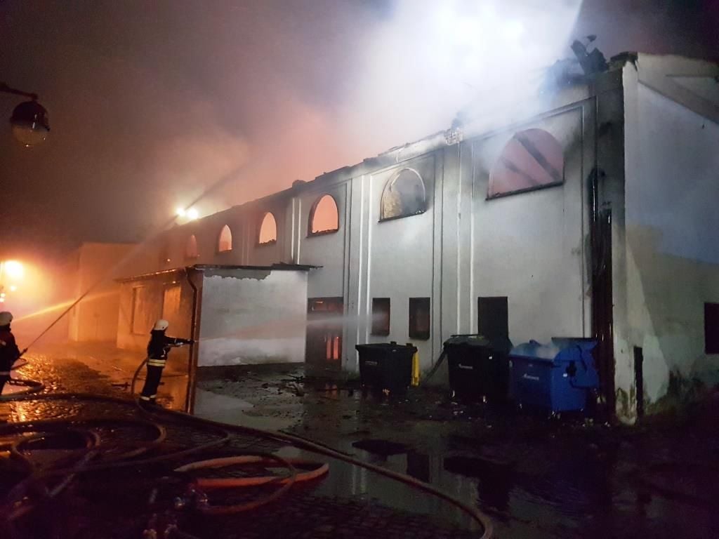 Der Saal der Gaststätte stand beim Eintreffen der Feuerwehr schon voll in Flammen.