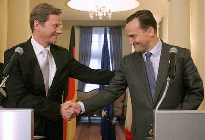 Der polnische Außenminister Radoslaw Sikorski (R) und sein deutscher Kollege Guido Westerwelle (L) schütteln sich die Hände. (FOTO: DPA)