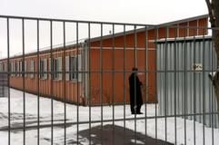 In diesem Männerwohnheim im Münchner Stadtteil Trudering wurde am Freitag (18. Februar 2005) die Leiche eines ermordeten neunjährigen Jungen entdeckt. Nach Polizeiangaben wurde der Junge vermutlich mit einer Plastiktüte stranguliert, bis er erstickte. Anschließend warf der geständige Täter die Leiche in einen Müllcontainer. (Foto: dpa)